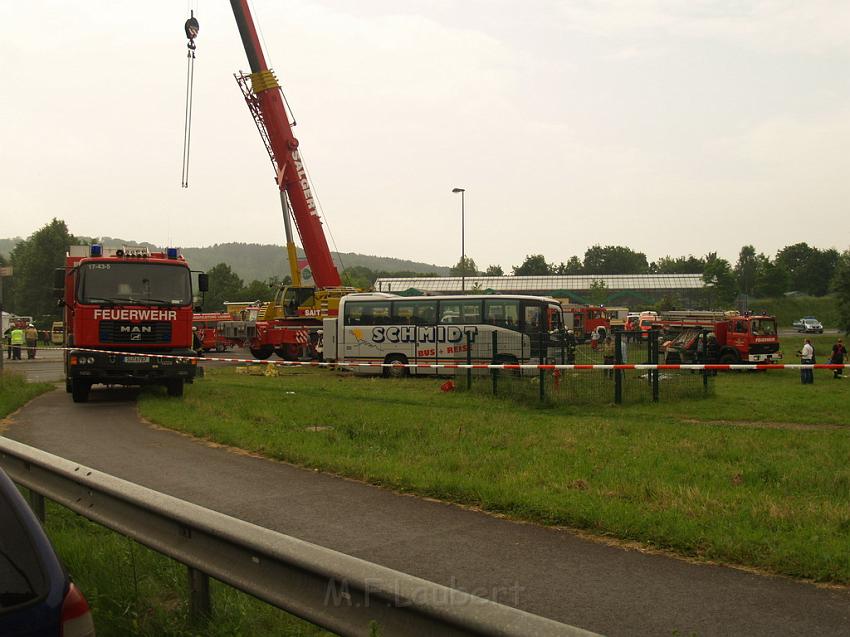Schwerer Unfall mit Reisebus Lohmar Donrather Dreieck P481.JPG